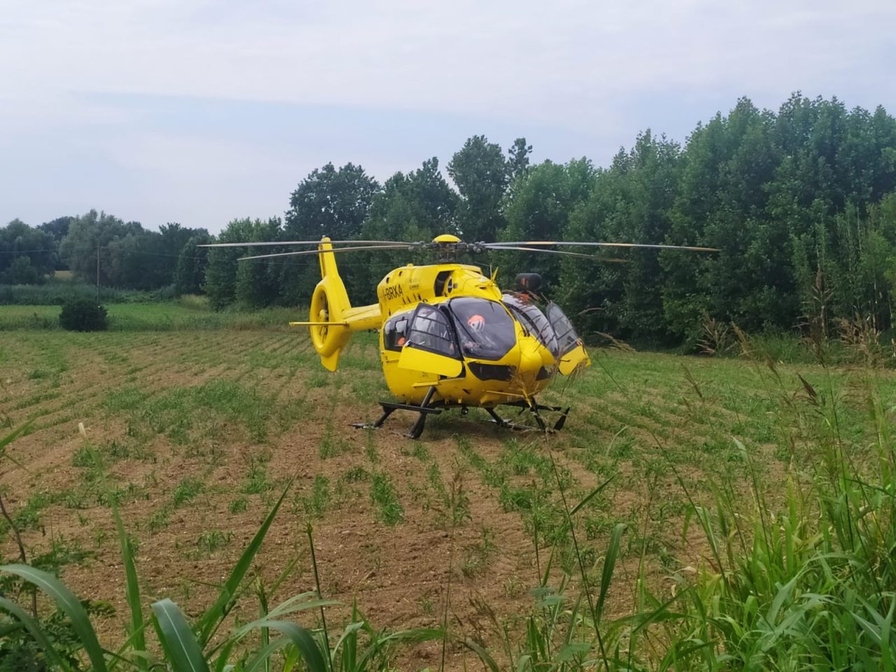 Ciclista travolto da un pirata della strada, la bici precipita nel canale