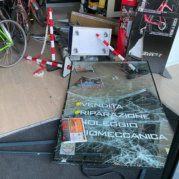 I ladri scappano su due ruote, terzo furto alla Hobby Bike di Montichiari