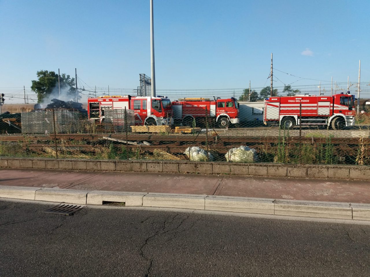 Legnaia in fiamme nei pressi della stazione