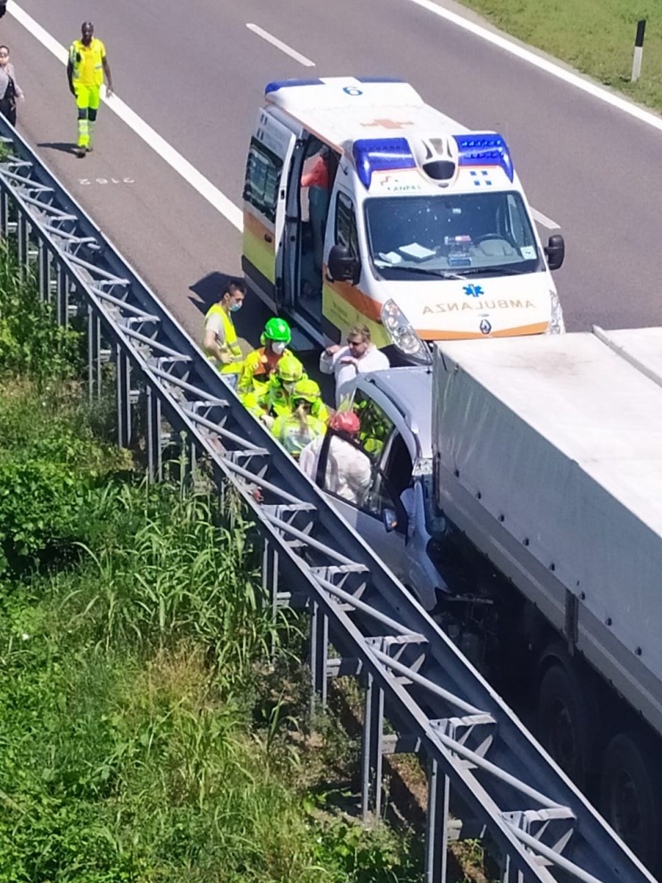 Rimangono incastrati sotto a un camion in A21, grave una coppia di anziani LE FOTO
