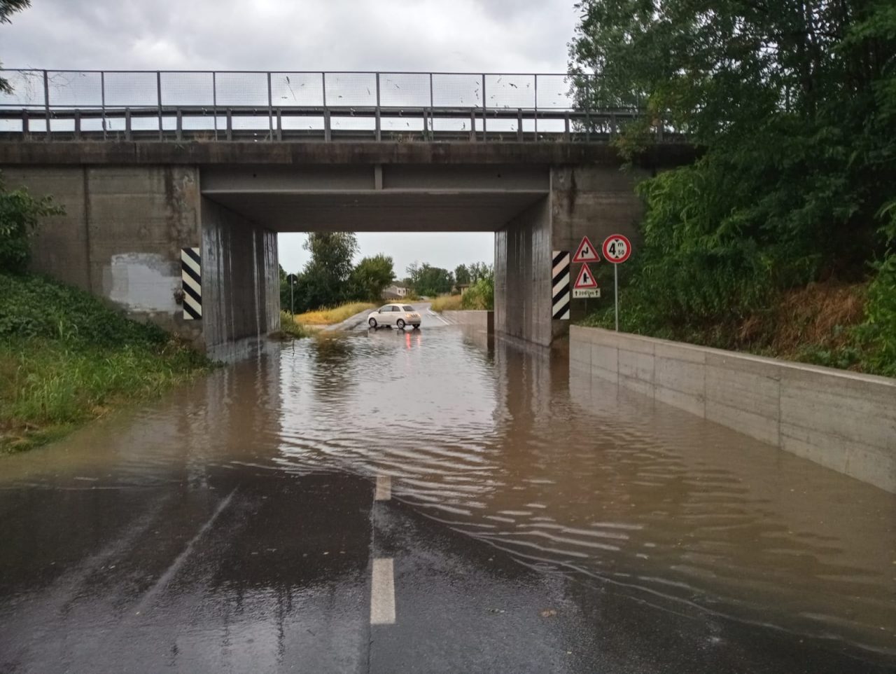 Completamente allagato, chiuso il sottopasso a Offlaga