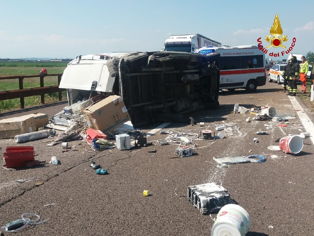 Si ribalta col furgone in A22: muore 37enne, due feriti