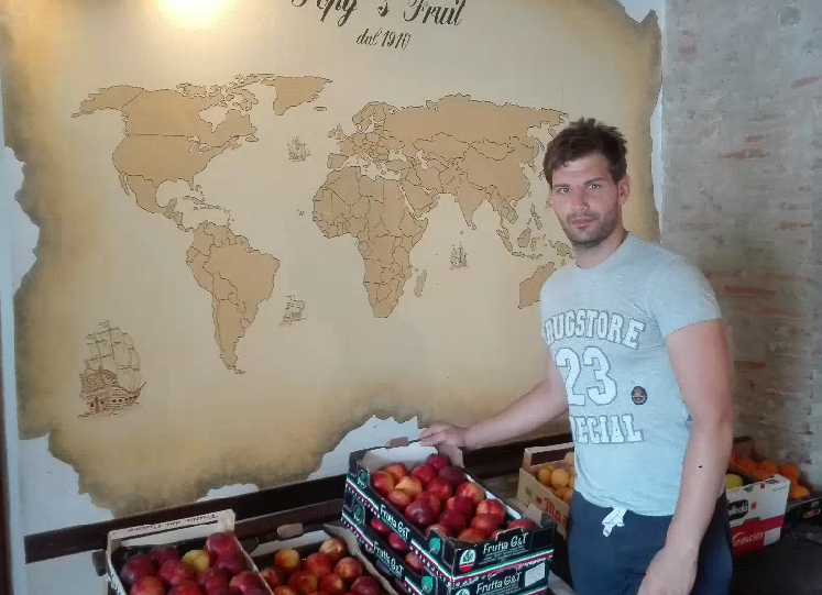 Popy, il fruttivendolo più bello d’Italia, è tra le «Aquile della Ristorazione»