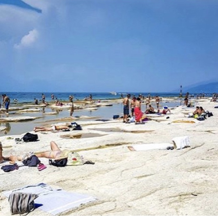 Spiaggia Giamaica «privata», scatta l’esposto al prefetto