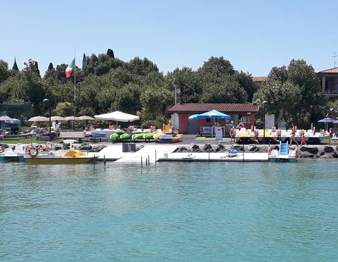 Spiagge affollate sul Garda: il prefetto incontra i sindaci per trovare una soluzione