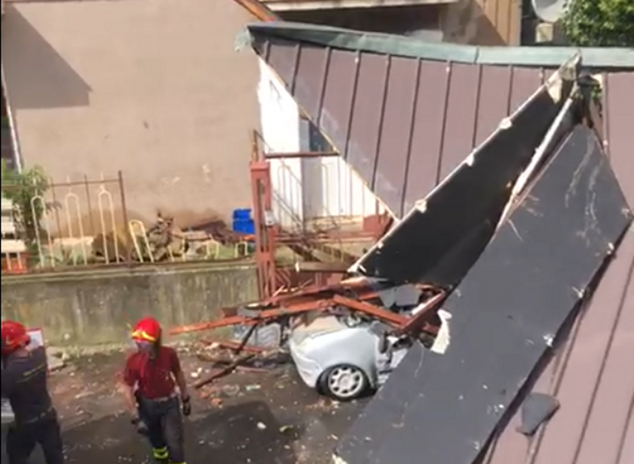 Forte temporale a Rovato: tetti scoperchiati, anche quello del teatro parrocchiale FOTO