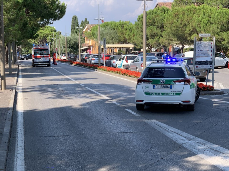 Blocca la strada con l’auto e si rifiuta di spostarla
