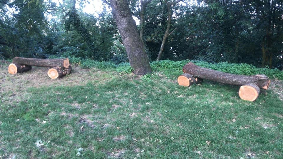 Vandalizzate le panchine alla baita degli Alpini di Rovato