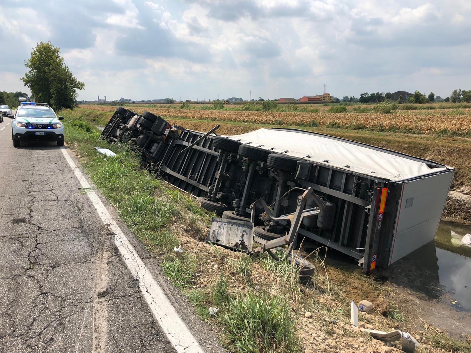 tir si ribalta sversato gasolio sulla strada prima brescia