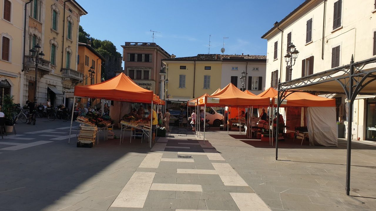 Montichiari: il mercato contadino cambia location e scoppia la protesta degli ambulanti