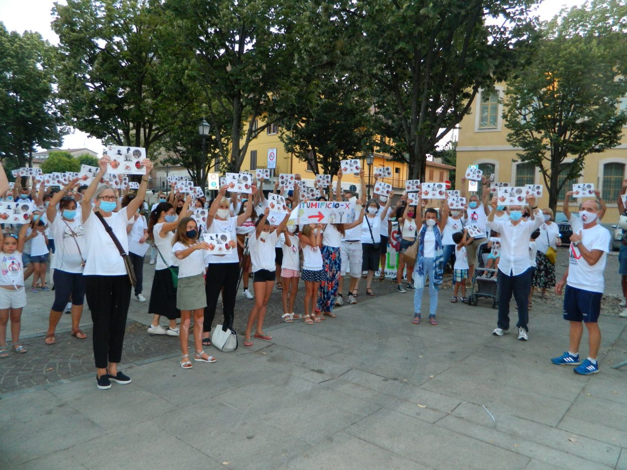 Un flash mob davanti al palazzo della Provincia per dire «No» al Bitumificio