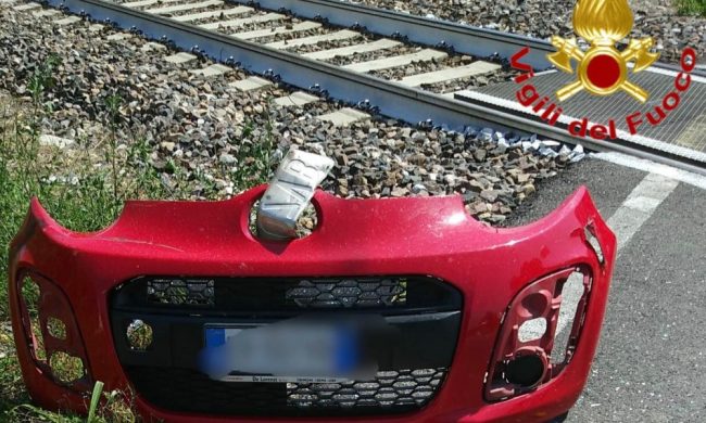Morta mentre attraversa i binari in auto, si poteva evitare? Indaga la Procura di Lodi