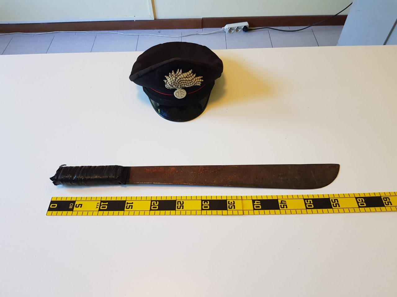 Aggredisce il vicino con un machete, arrestato dai carabinieri