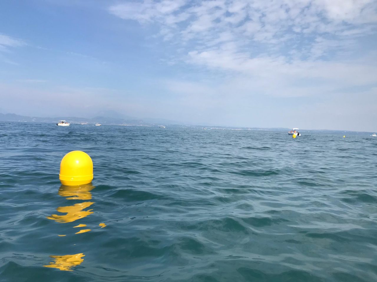 Sirmione: acque sicure alla spiaggia Giamaica. Posizionate 24 boe di segnalazione