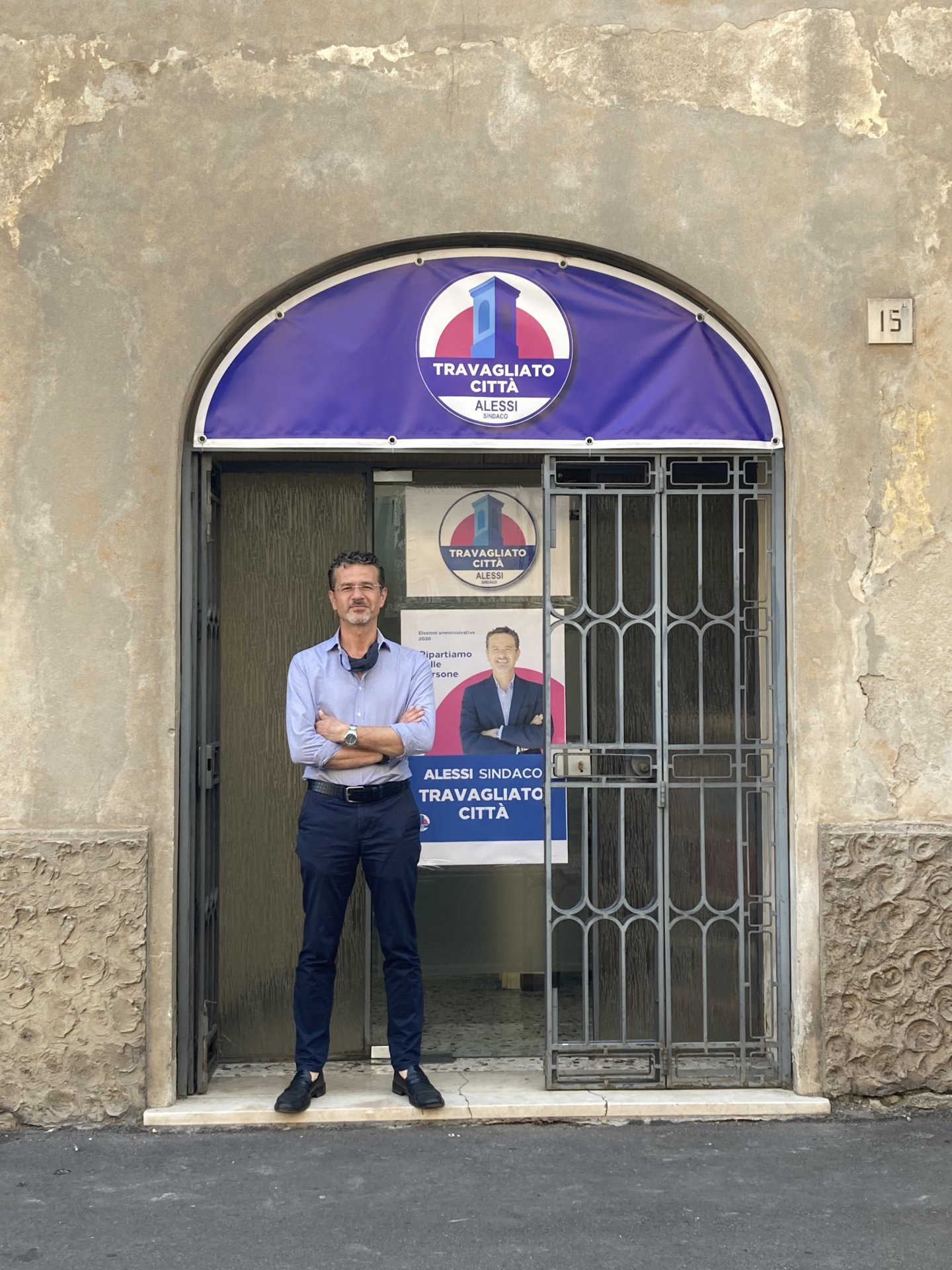 Piergiuseppe Alessi davanti alla sede elettorale di via Roma.