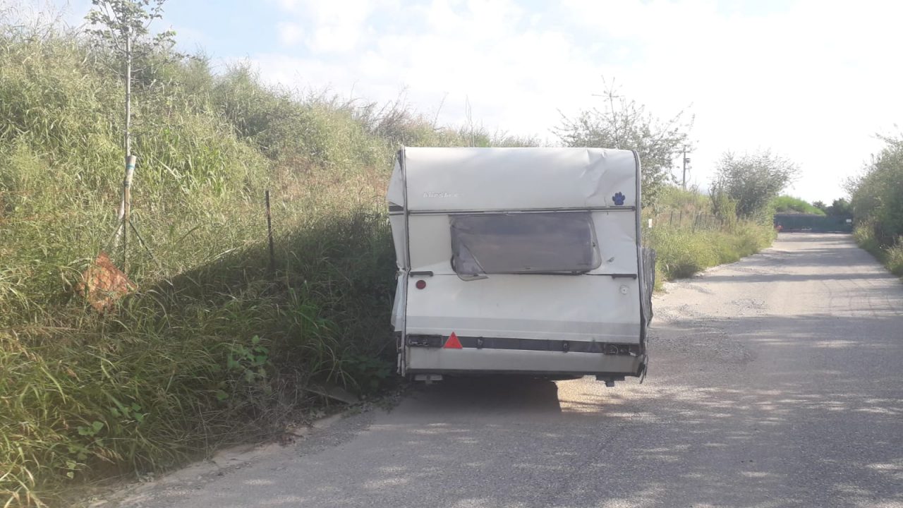 Roulotte con sacchi di immondizia abbandonata da tempo