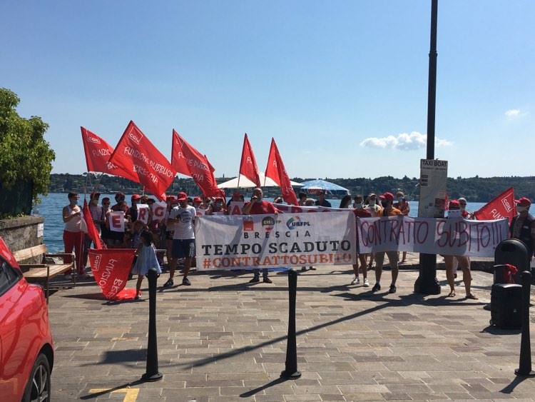 La mobilitazione per la mancata sottoscrizione del Ccnl Sanità Privata arriva a Salò VIDEO