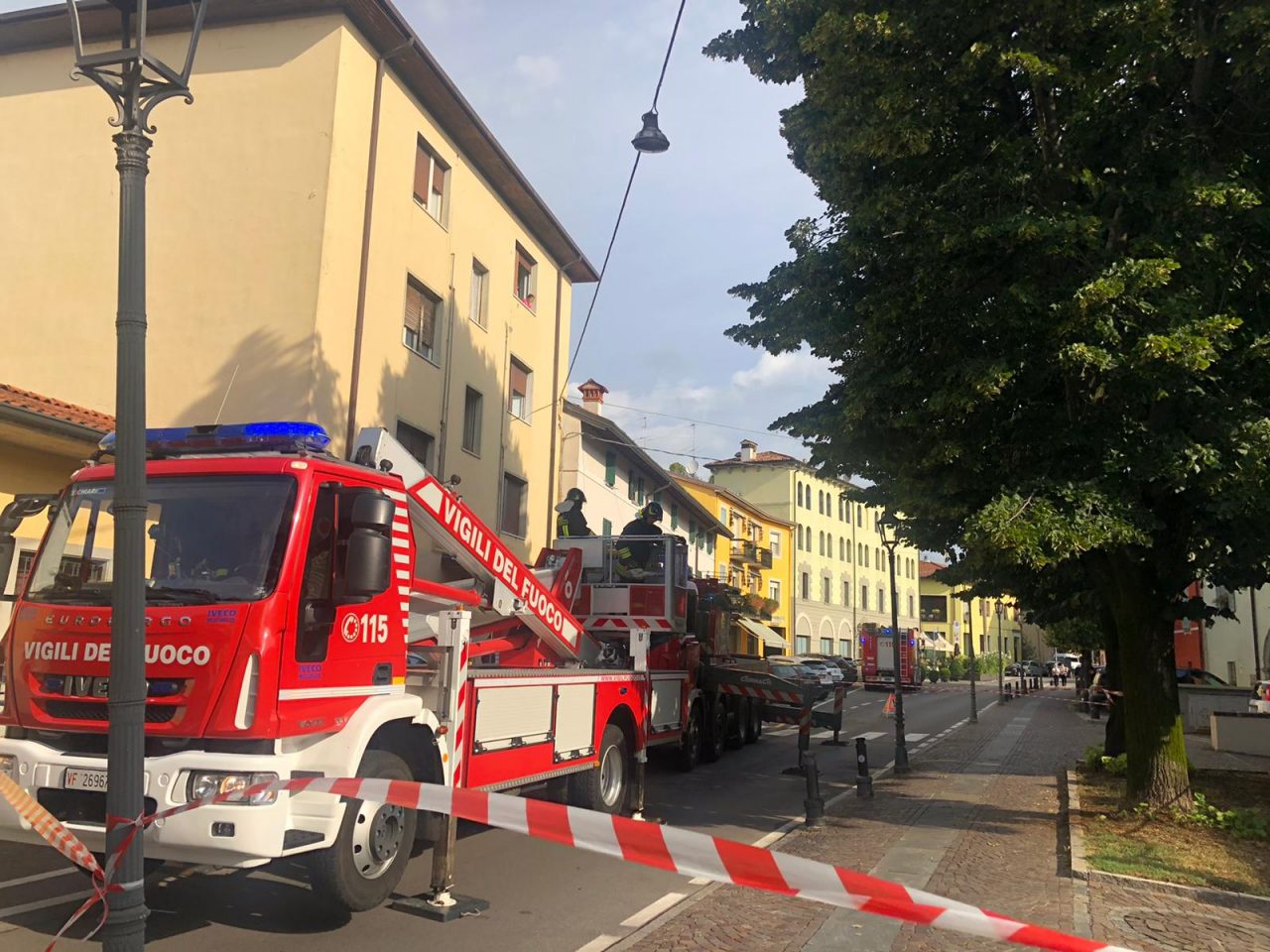 Pompieri in azione a Chiari per un albero pericolante