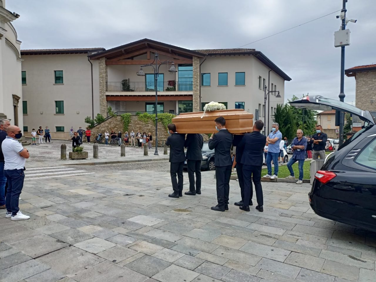 L’ultimo saluto di Capriolo a mamma Sara, mancata dopo un malore nella roggia