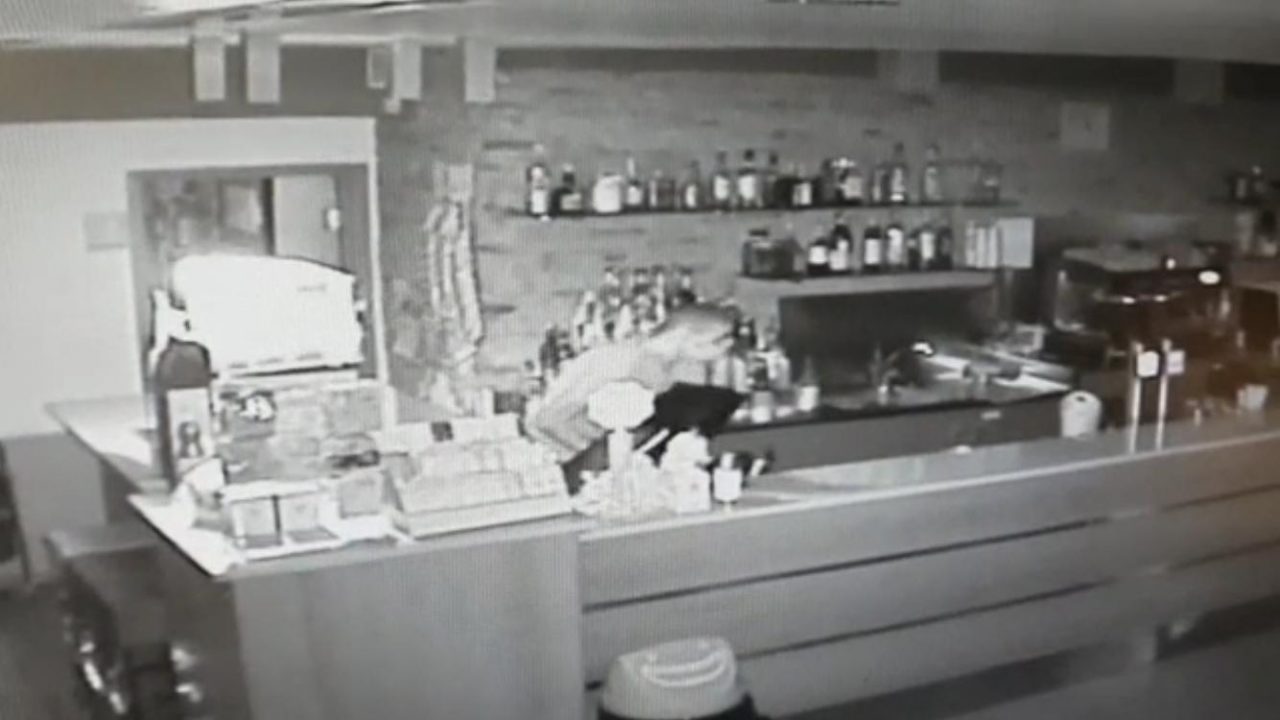 Raffica di furti a Palazzolo: preso di mira da un ladro in bicicletta anche un bar