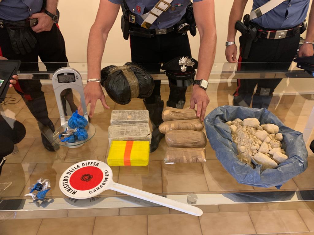 Coppia nella vita e nello spaccio sorpresa con 8 chili di eroina