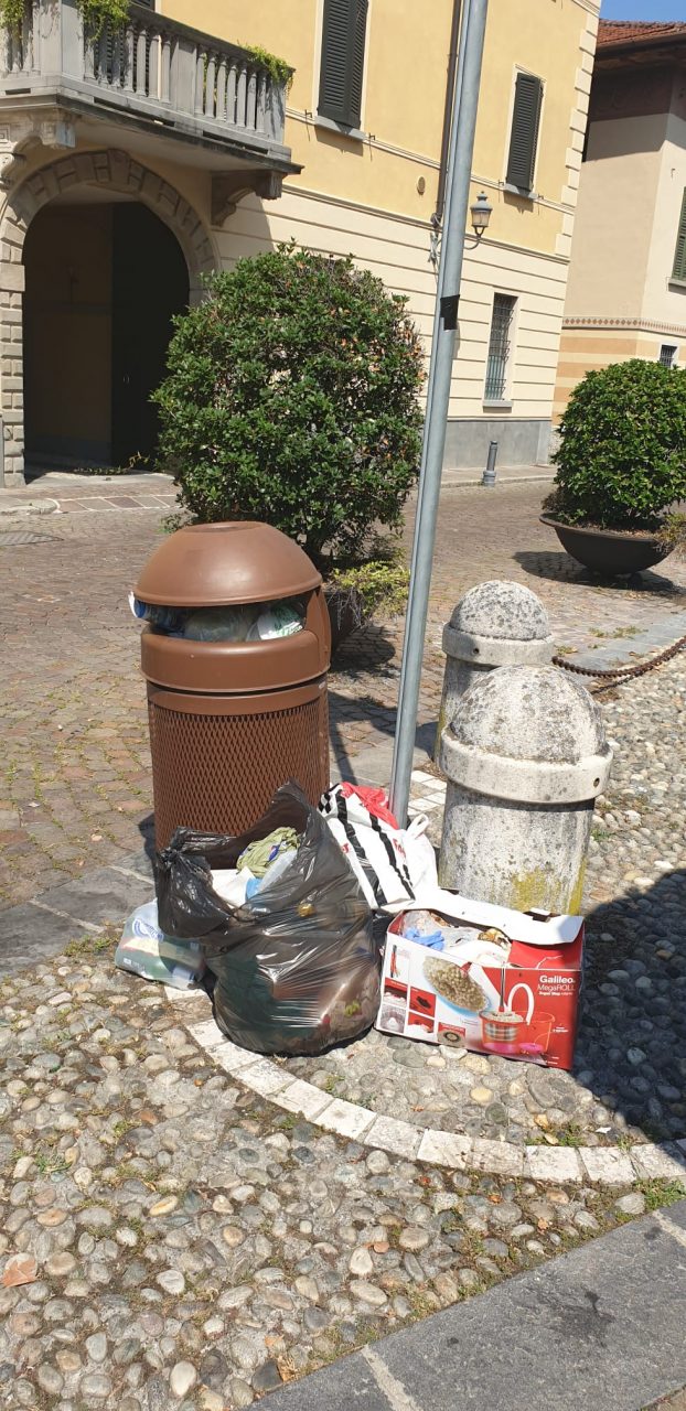 Rifiuti abbandonati in centro: incivili multati dalla Polizia Locale
