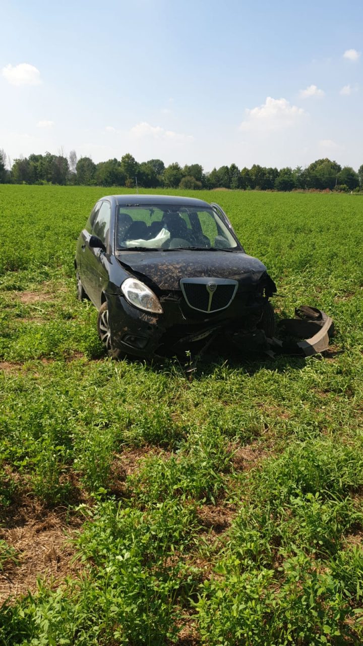Esce di strada e finisce nel campo a Pavone Mella