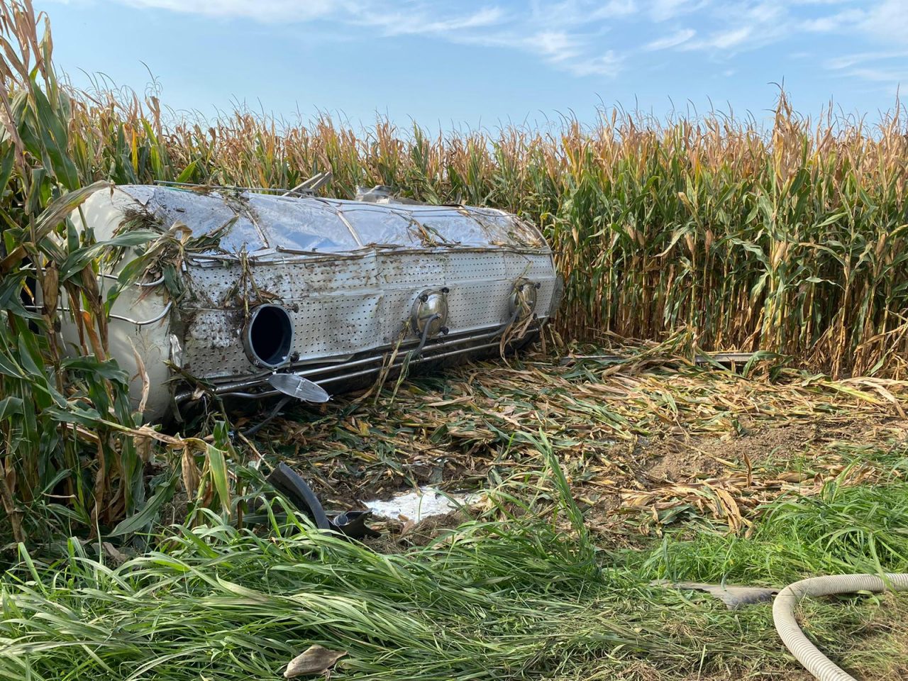 Cisterna del latte si ribalta e finisce nei campi LE FOTO