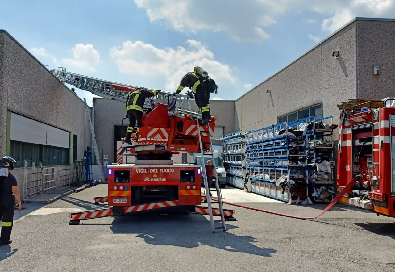 Incendio in falegnameria, in azione tre squadre dei Vigili del fuoco