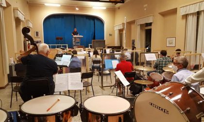 Schermi e vaschette per la saliva: la Banda di Iseo torna a provare