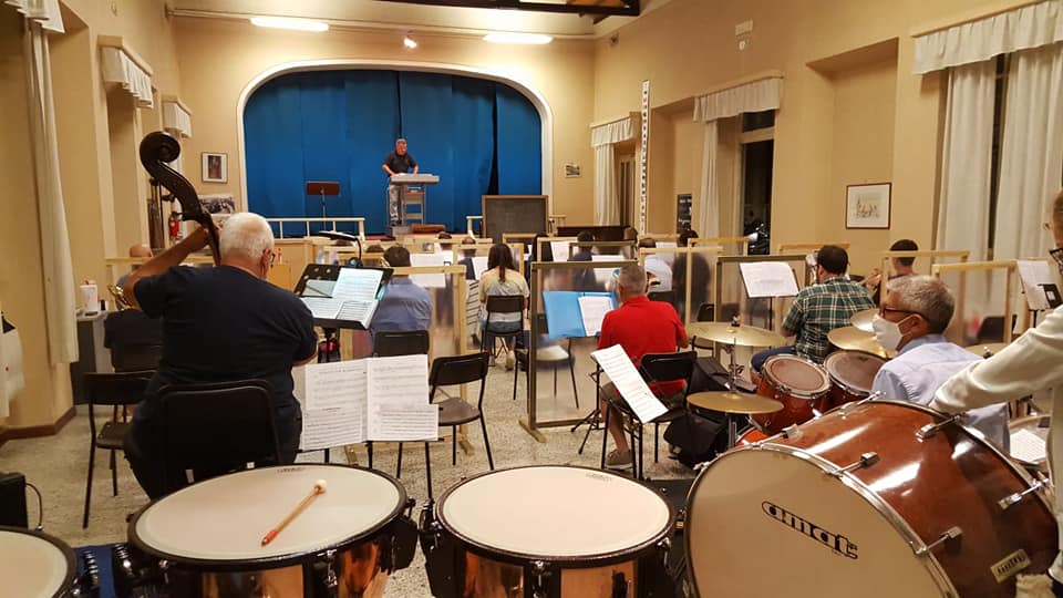 Schermi e vaschette per la saliva: la Banda di Iseo torna a provare