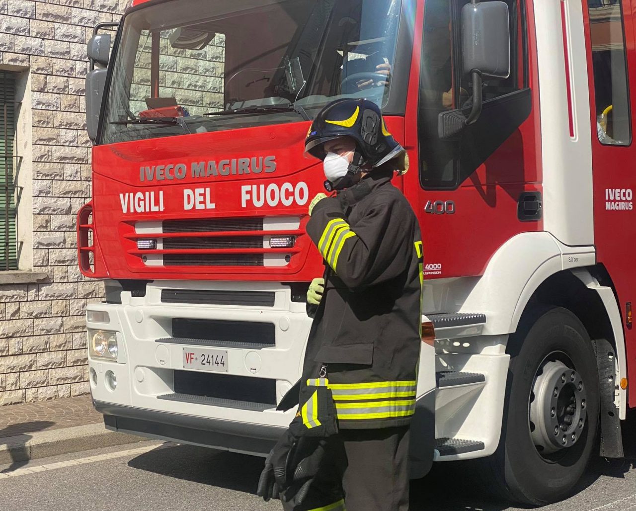 Incendio in un appartamento, due anziani in ospedale