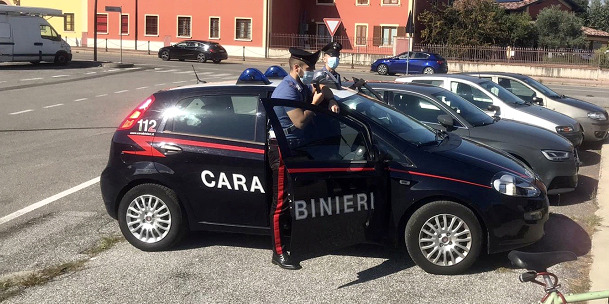 Aveva rapinato una sala scommesse e poi tentato in un bar: fermato dai carabinieri
