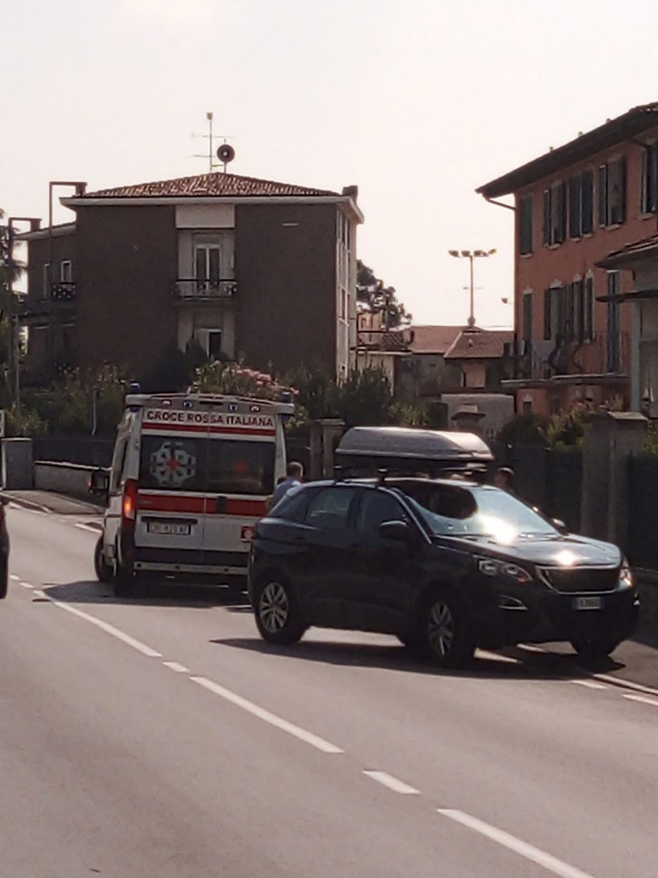 Giovane ciclista cade, la mamma la soccorre e si sente male