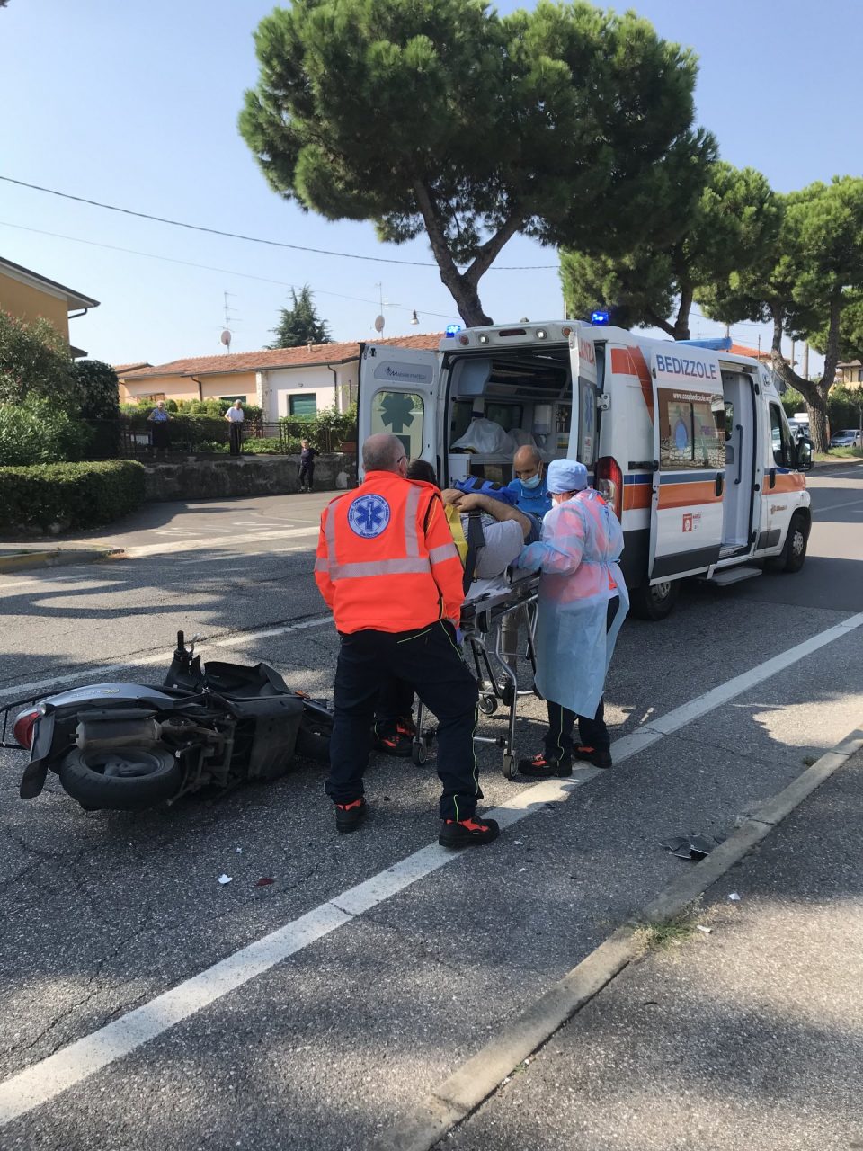 Si schianta con lo scooter contro un furgone, ferito un 42enne LE FOTO
