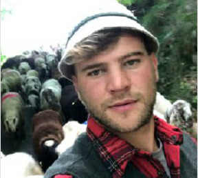 Ha risparmiato per coronare il sogno: è il pastore transumante più giovane d’Italia