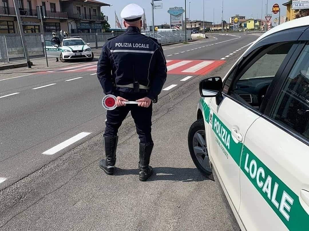 Multa oltre il confine: due vigili nei guai