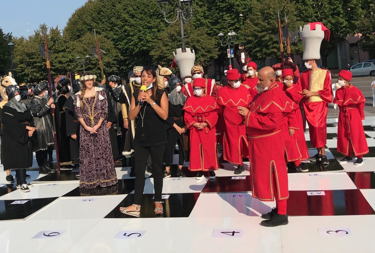 Scacchi viventi e “bollenti” in piazza Treccani