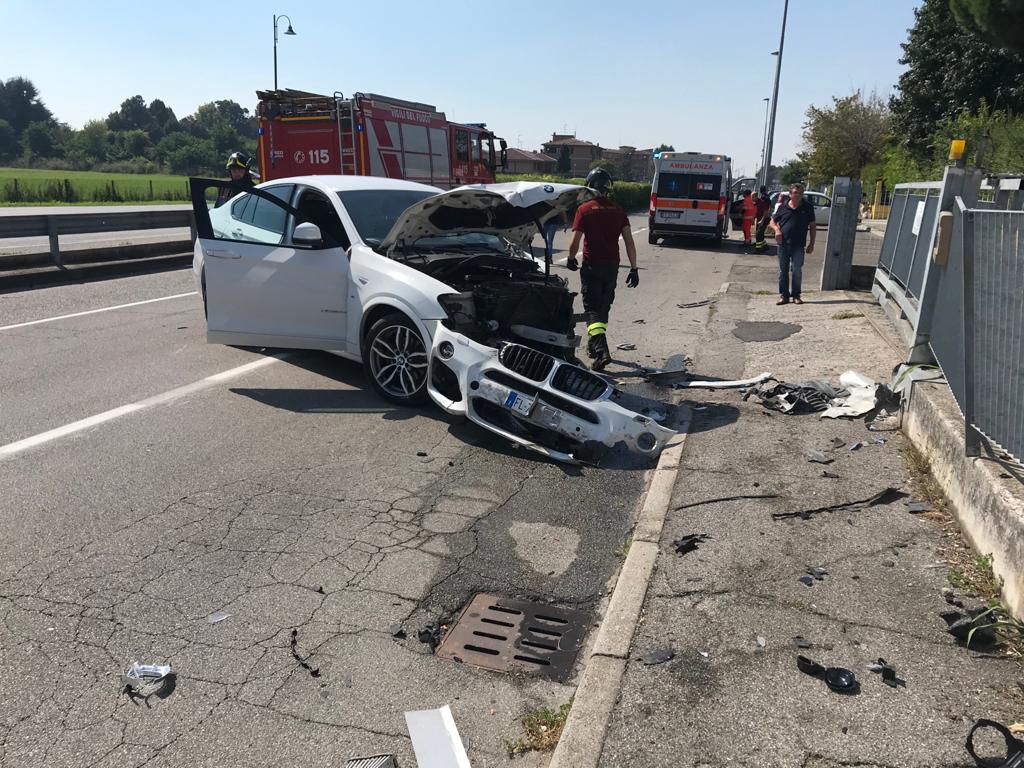 Il marito si taglia, lei sviene alla vista del sangue e tampona un furgone LE FOTO