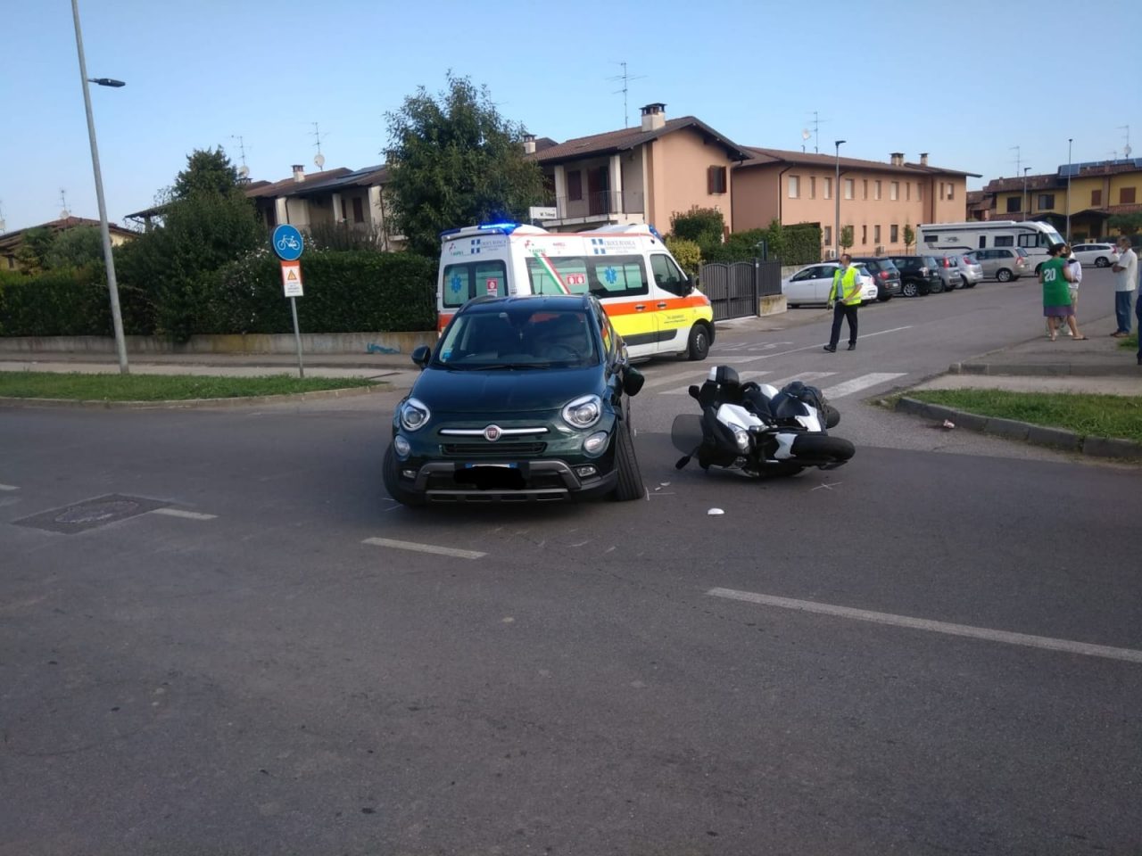 Manca la precedenza e urta uno scooter: in ospedale un 55enne