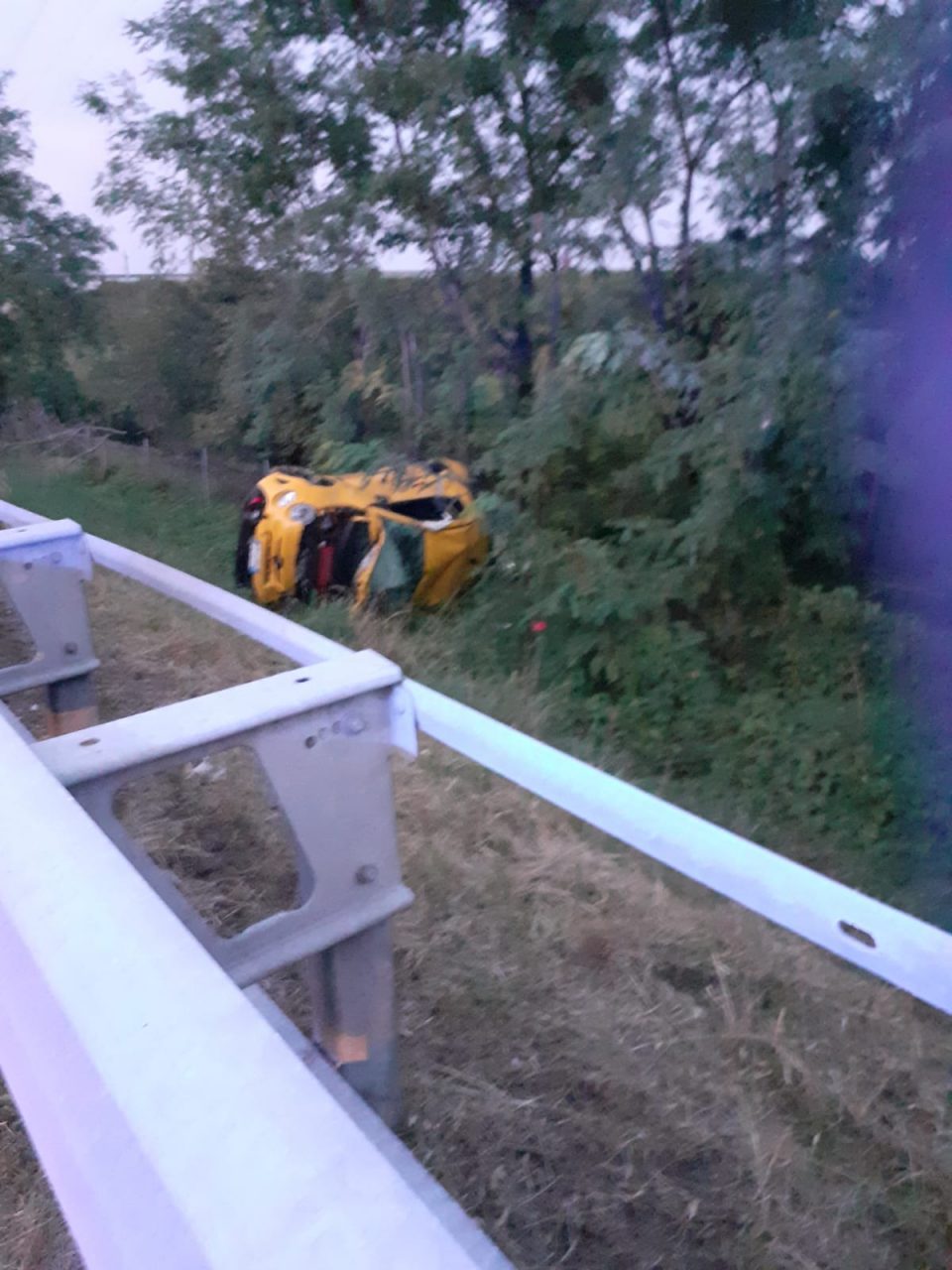 Si ferma a soccorrere i feriti, ambulanza tamponata in autostrada LE FOTO