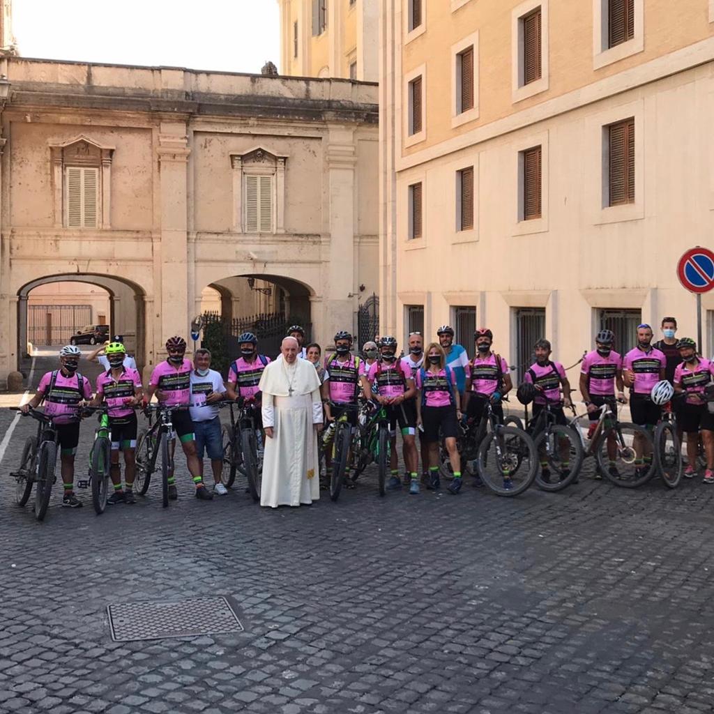 Pedalando contro il Parkinson: il palazzolese Ghidotti e altri nove ciclisti hanno incontrato il Papa