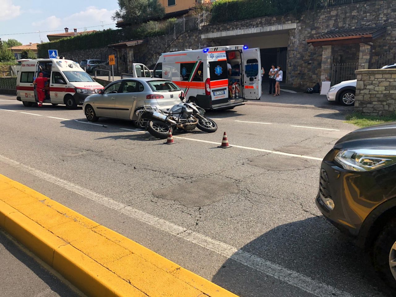 Rallenta per far attraversare i pedoni, la moto lo tampona: grave incidente a Clusane – VIDEO