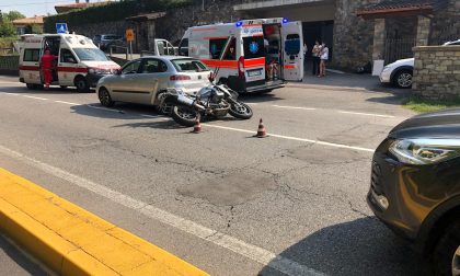 Rallenta per far attraversare i pedoni, la moto lo tampona: grave incidente a Clusane – VIDEO