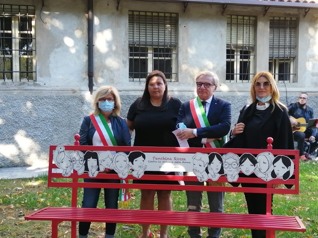 Orzinuovi, una panchina rossa contro la violenza sulle donne