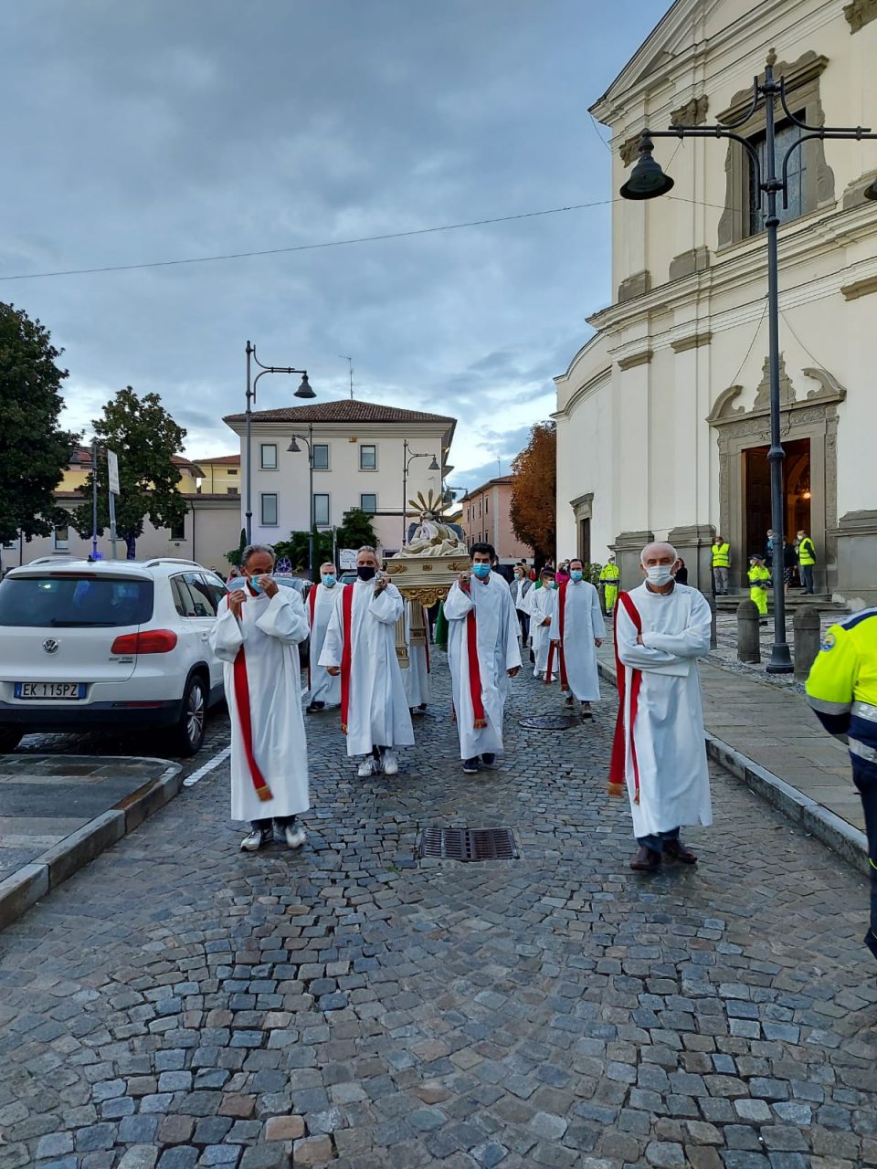 Una processione per ricordare le vittime del Covid