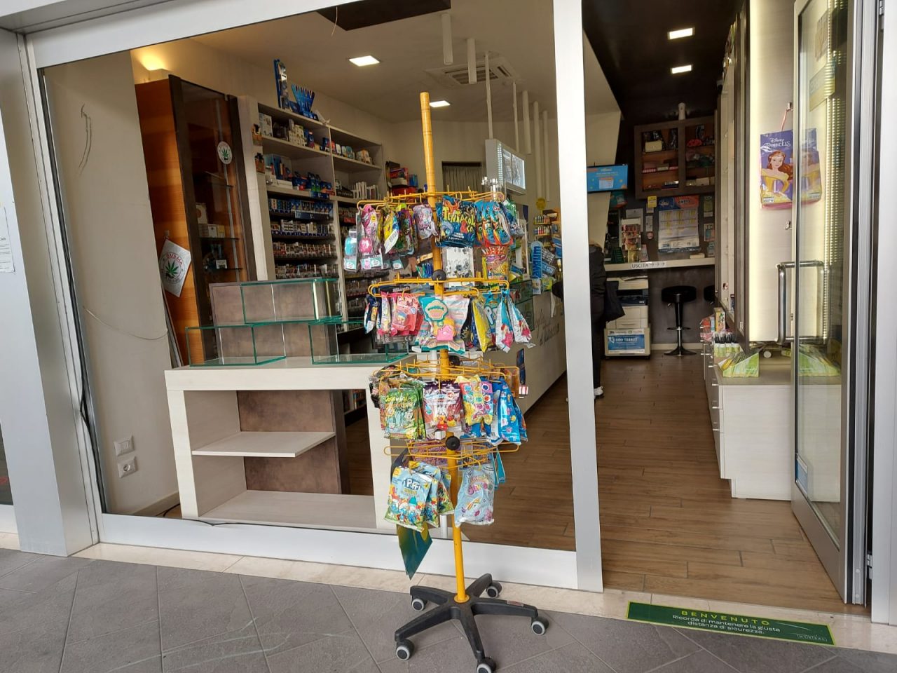 Spaccata nella notte: ladri scappano con centinaia di pacchetti di sigarette