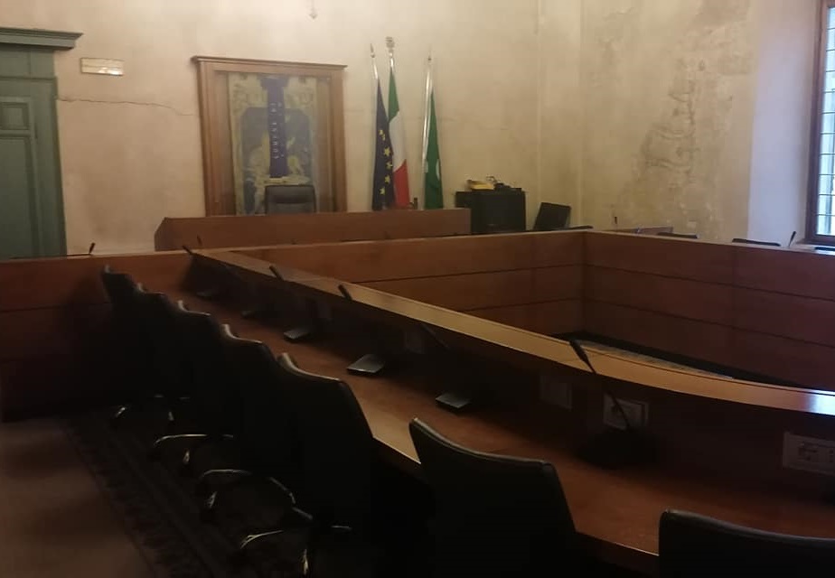 La maggioranza diserta il primo Consiglio in streaming