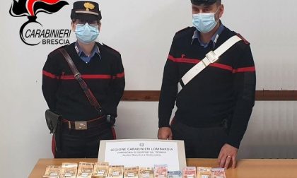 Va a comprare la droga con la famiglia al seguito