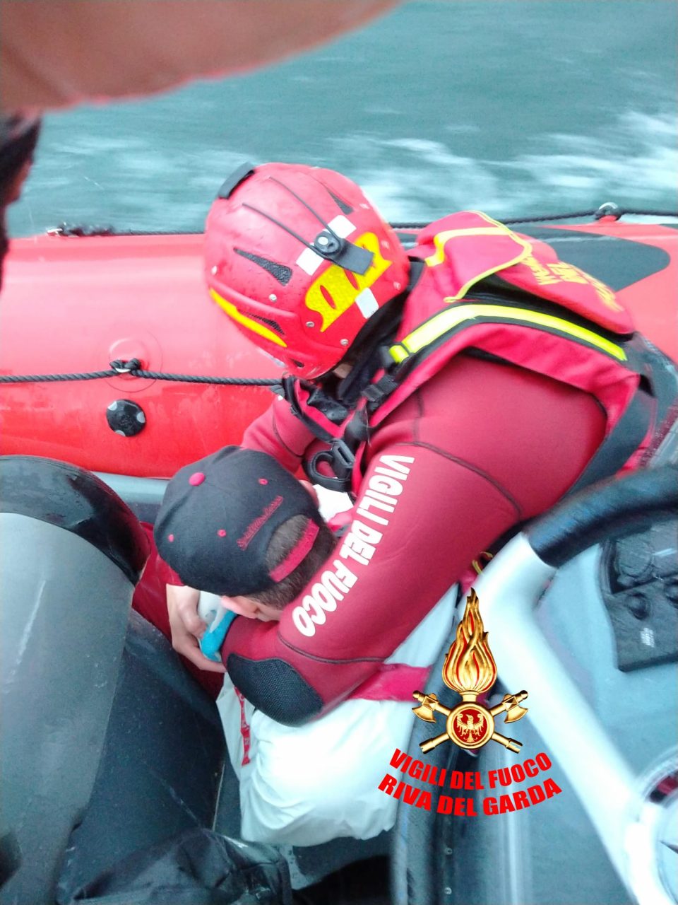 Rischiano di affogare, surfisti soccorsi da Guardia Costiera e Vigili del Fuoco LE FOTO